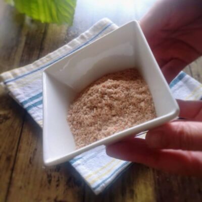 ミルサーで粉砕した干しエビと干ししいたけ