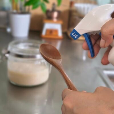スプーンにパストリーゼを吹きかけている様子