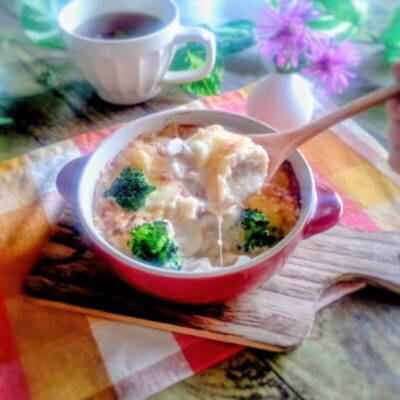 味噌と塩麴の手作りグラタンを、スプーンですくっている様子
