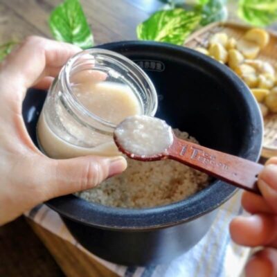 炊飯器のお米に塩麴を足している様子
