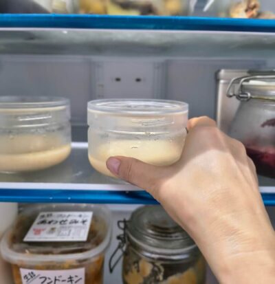 塩麹を入れたガラスの保存瓶を冷蔵庫に保管している様子