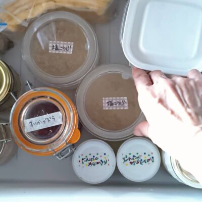 ガラスの保存瓶に入れた塩麴を冷凍保存
