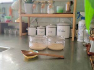 手作り塩麴の入ったガラスの保存瓶