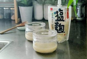 ガラスの保存瓶に入った手作り塩麴と市販の塩麹