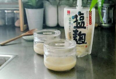ガラスの保存瓶に入った手作り塩麴と市販の塩麹