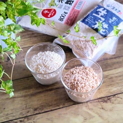 器に入れた乾燥麹と生麹を並べている写真