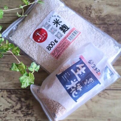 袋に入った乾燥麹と生麹を並べている写真