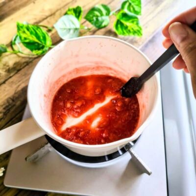 鍋でいちごジャムを作っている様子