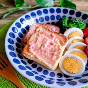 手作りいちごバターを塗ったトーストがある一皿
